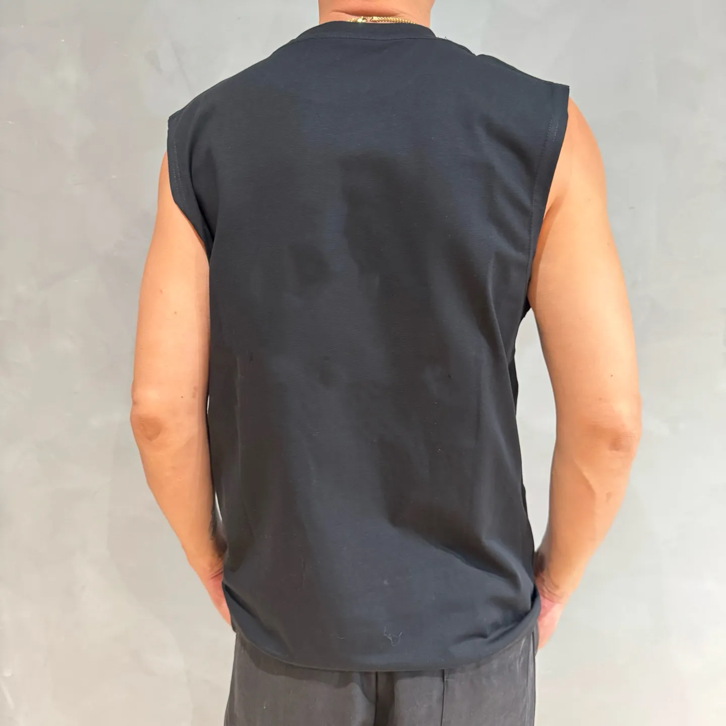 P150 Stone Island new summer sleeveless vest is now online👏! The iconic brand leather logo on the chest is simple and elegant😍! 220g pure cotton fabric, comfortable and breathable👍. It’s simply a must-have item for summer✨! Color: black, white Size: S～XL. Please report your height and weight when placing an order in the loose version